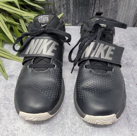 Nike | Team Hustle Youth Basketball Shoes Black with Strap Across Laces - Picture 1 of 8